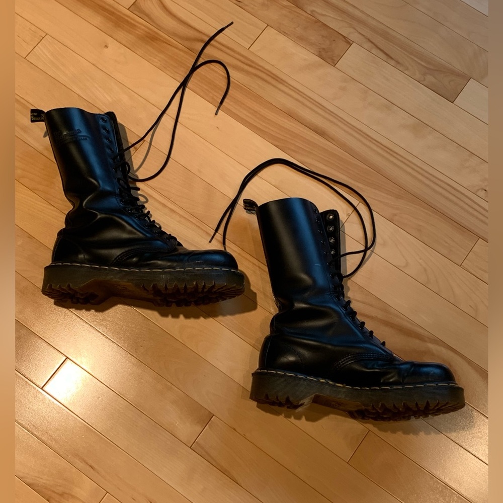 Dr. Martens England Vintage Collection
1941 Tall Leather Lace-Up Boots